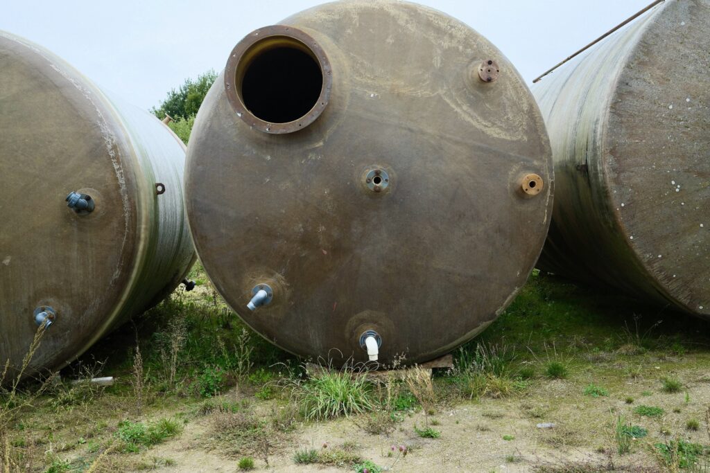 Stojatá laminátová nádrž s rovným dnem 32 m3 Stojatá laminátová nádrž s rovným dnem 32 m3